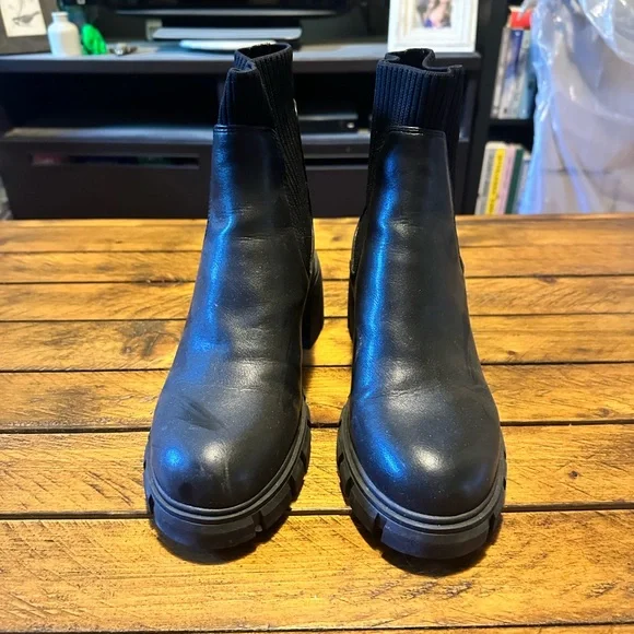 Steve Madden Black Ankle Booties with Chunky Sole - Picture 3 of 6